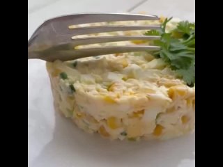 Салат с яйцом и сыром.
