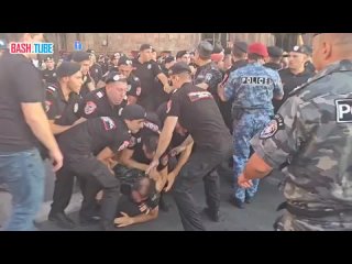 🇦🇲 Стычки между протестующими и полицией начались в Ереване