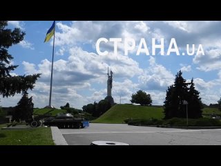 В Киеве готовятся закрыть герб СССР на щите монумента «Родина-мать» тризубом