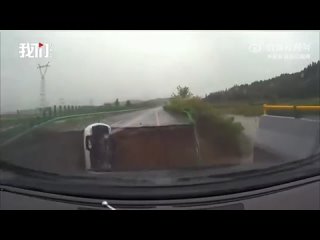 Автомобиль на полной скорости провалился в провал на дороге вызванный наводнением (Хэйлунцзян, Китай, ).