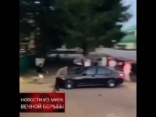 В селе Верхнеяркеево мигрантов из Азербайджана за приставания к местной девушке закидали камнями и их автомашину BMW