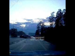Момент аварии с грузовиком «Пятерочки» на Кольцовском тракте попал на видео