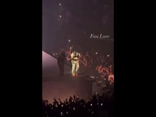 Drake исполняет «Gods Plan» с фанатом