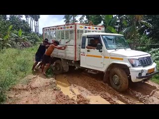 Mahindra bolero on very dengerous road 😭