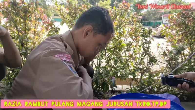 Yuni Winarti Razia Rambut Siswa Setelah Selesai Magang Jurusan TKRO, TP, BDP. .. Rambut Siswa Panjang