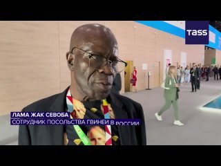 L’un des employés de l’ambassade guinéenne en Russie Lama Jacque Cewoba, participant au sommet Russie-Afrique, a porté un T-shir