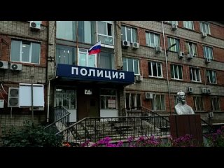 В Приморье полицейские установили личность несовершеннолетней, которая разбила стенку «умной» остановки на улице Кирова в городе
