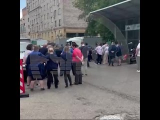 Эвакуация людей из почтового отделения в Москве
