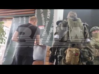 Обычная очередь в центре Ростова: вооружённые мужчины заказывают еду во «Вкусно — и точка» в местном ЦУМе.