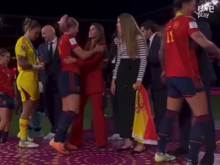 Междисциплинарный комитет ФИФА отстранил главу Королевской испанской фубольной федерации Луиса Рубиалеса за то, что он поцеловал