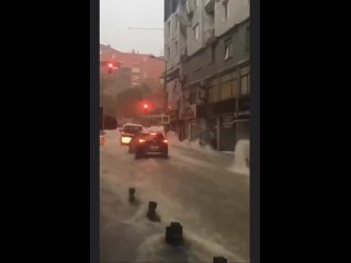 Затопленные улицы, разрушенные дороги — так выглядит город Самсун на севере Турции после мощного ливня