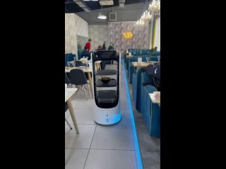 Робот-официант обслуживает посетителей в одном из алмаатинских кафе.
