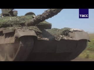 Кадры боевой работы экипажа танка Т-80БВМ ЗВО где-то в зоне СВО.