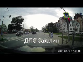 🙄 Внедорожник промчался на красный в Южно-Сахалинске, когда по “зебре“ шла девушка

 Водитель чёрного Nissan Safari промчался на