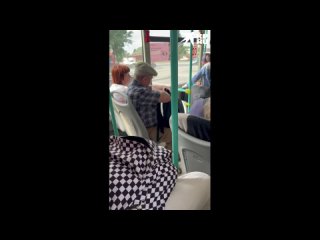 Кондуктор новосибирского автобуса пыталась выгнать из салона пенсионера