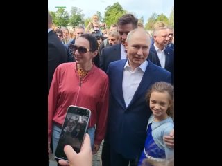 Путин и Лукашенко сфотографировались со всеми желающими в Кронштадте