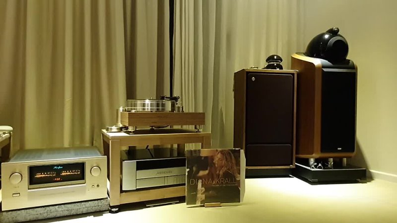 Accuphase E800. BW 800Nautilus. Meridian 802.2 Referpence Singnature Acoustic S