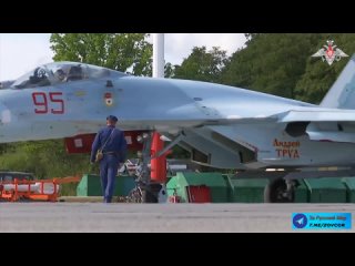 В небе над Балтикой проводится летно-тактическое учение истребительной авиации

Экипажи Су-27 Балтийского флота выполнили стрель