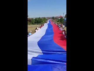 В Оренбургской области установили новый рекорд в преддверии Дня государственного флага — там развернули российский триколор длин