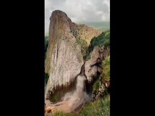 Россия, Кабардино-Балкария. Величественный и полноводный водопад Каракая-Су.