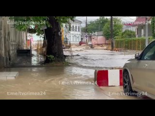 ⏺После ливня  На пересечении улиц Турецкая и Сергеева-Ценского в Симферополе настоящая река