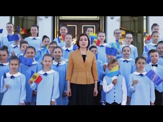Prezydent Sandu pogratulowała Ukrainie Dnia Niepodległości. Dzieci trzymają odwrócone flagi Ukrainy