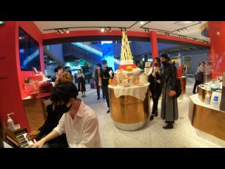 French Polyglot SHOCKS ENTIRE TOKYO Mall, Onlooker Joins him for Epic Piano Duo