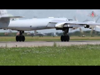 Два стратегических ракетоносца Ту-95мс дальней авиации ВКС России выполнили плановый полет