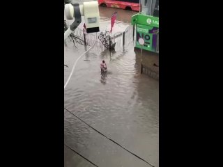 Жительница Туапсе спасает город от потопа