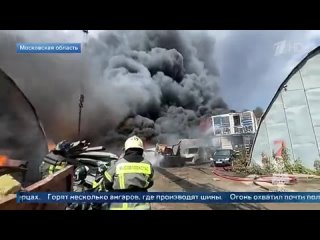 С крупным пожаром борются в подмосковных Люберцах