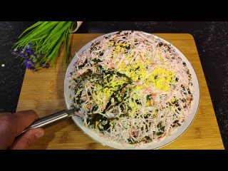 Очень вкусный крабовый слоенный салат. Быстрый и простой рецепт.