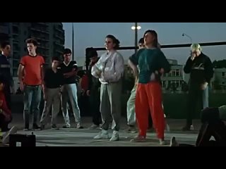 Кадры с танцорами брейкданс в СССР (фильм Курьер, 1986)