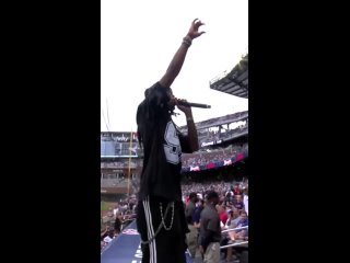 Quavo выступает с треком «Who Wit Me?» перед началом бейсбольного матча.