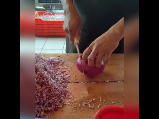 Вот как нарезать лук очень мелко. Смотрите и учитесь: Вы такого не видели