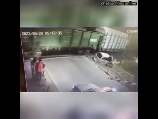 В Хабаровском крае горе-водила попытался проскочить под поездом, уезжая от ДПС. На что рассчитывал б
