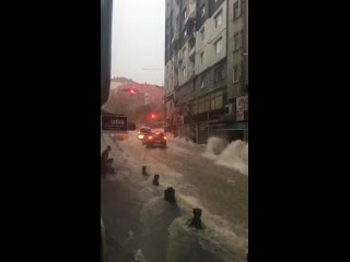 Затопленные улицы города Самсун в результате проливных дождей. Турция, 3 сентября 2023 года.