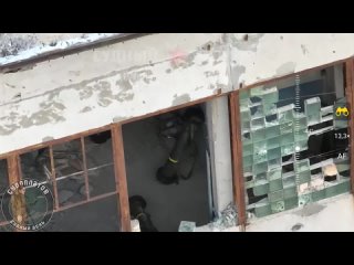 🇷🇺💥🇺🇦 | Видео поражения российским FPV-дроном ВТ-40 украинского расчета ПТРК Javelin укрывающегося в здании.