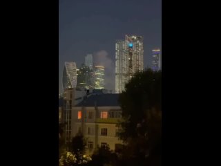 В соцсетях появляются кадры дыма над Москва-Сити, куда попал БПЛА.
