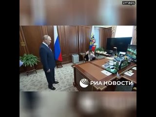Кадры встречи в Кремле Путина и школьницы из Дербента. Глава государства также показал Раисат рабочи