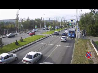 В Волгограде грузовик размазал кроссовер о троллейбус