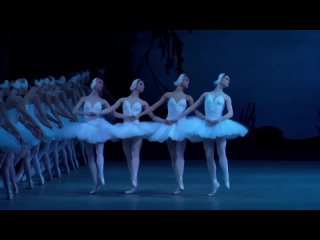 Oben, der Tanz der kleinen Schwäne aus dem legendären Ballett Schwanensee