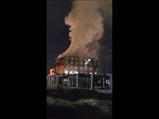 В Махачкале в одной из квартир жилого дома взорвался газовый баллон: пожар охватил всю верхнюю часть дома, люди кричат о помощи.