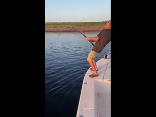 Вот это конечно улов у него Такую рыбеху смог поймать- все благодаря технике (видео)