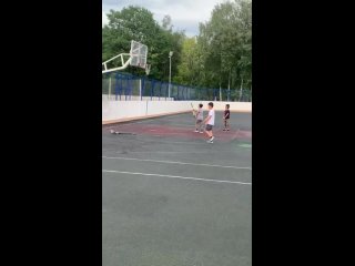 Дети придумали новый вид спорта на баскетбольной площадке Ступинского стадиона