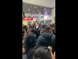 Деми Ловато окружили фанаты в аэропорту Бразилии []