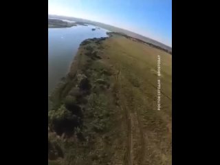 Двое экстремалов прыгают с парашютом с высоковольтной вышки на левом берегу реки Дон.