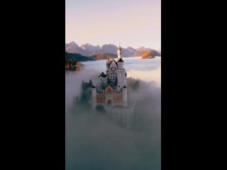 Чарующий замок Нойшванштайн в осеннем тумане, Германия 😍🇩🇪🏰✨
