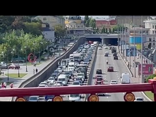 Кадры самой пробки и ДТП на Набережного шоссе от Почтовой площади