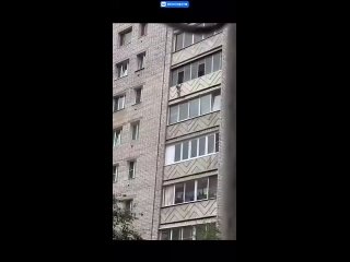 Жуткие кадры с малышом висящим на краю балкона в Чите