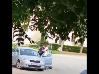Сотрудники полиции города Кохтла-Ярве на северо-востоке Эстонии жёстко задержали мужчину за георгиевскую ленточку